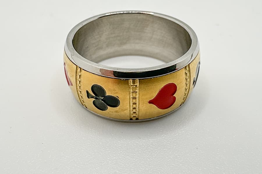 Ring mit Spielkarten Motiv
